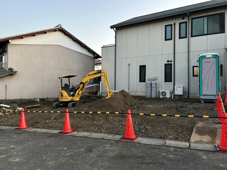 舗装の撤去と基礎底盤迄の鋤取り工事