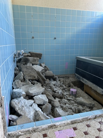 土間タイルと下地コンクリートの解体
